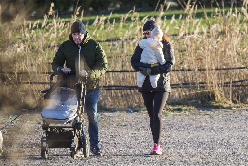 Balade-en-famille-pour-Madeleine-de-Suede-Christopher-O-Neill-et-leur-petite-Leonore-a-Stockholm-le-21-decembre-2014.jpg