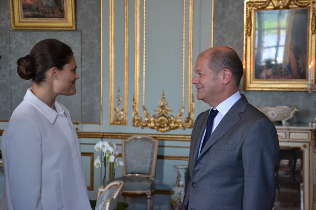 Olaf Scholz-Kronprinzessin-bei-Victoria-2.jpg