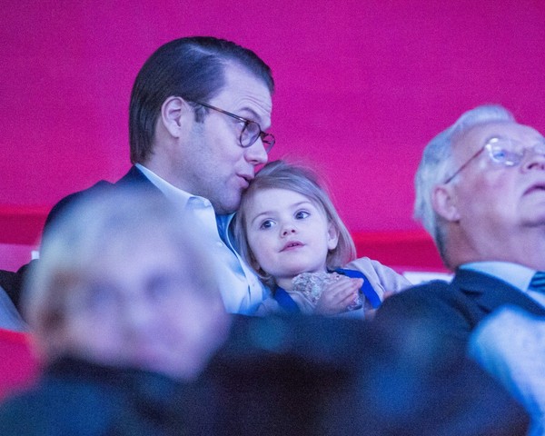 Ojciec, matka, córka i przytulanki ...